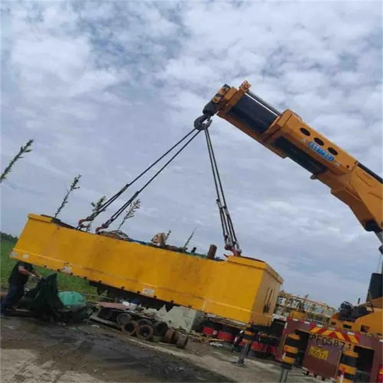 黄陂吊运集装箱的吊车